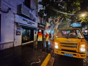 守护头顶上的安全、为独居老人送餐……风雨中上海筑牢防线