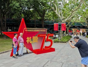 庆祝新中国成立75周年，上海街头花团锦簇、红火喜庆